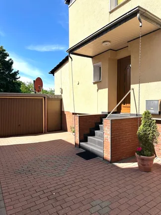 Ansicht mit Garage