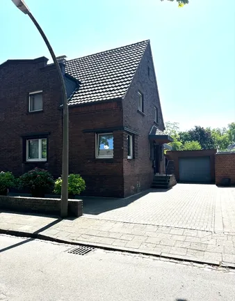 Vorderansicht mit Garage