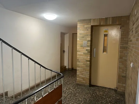Treppenhaus/Aufzug