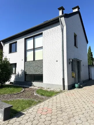seitliche Hausansicht