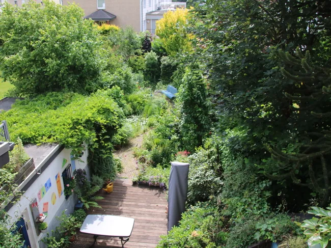 Blick vom Balkon in den Garten 