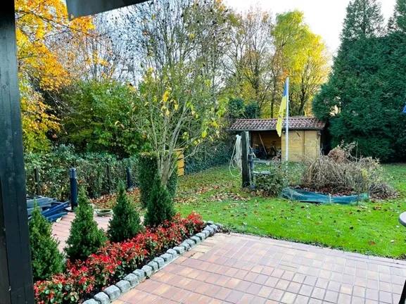 Teilansicht Terrasse mit Blick in den Garten