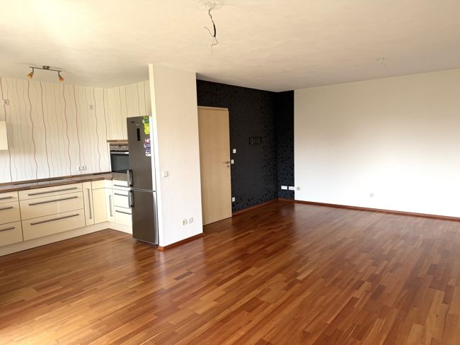 Wohnzimmer mit offener Küche