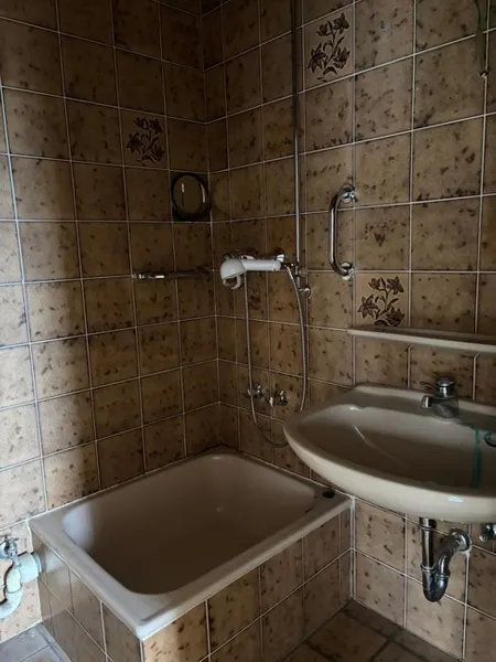 kleines Bad mit Dusche