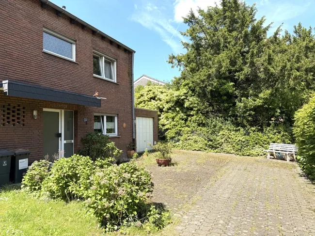 Vorderansicht mit Zuwegung