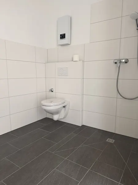 Badezimmer mit ebenerdiger Dusche