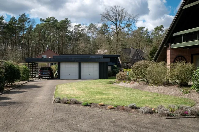 Zufahrt, Carport und Garagen