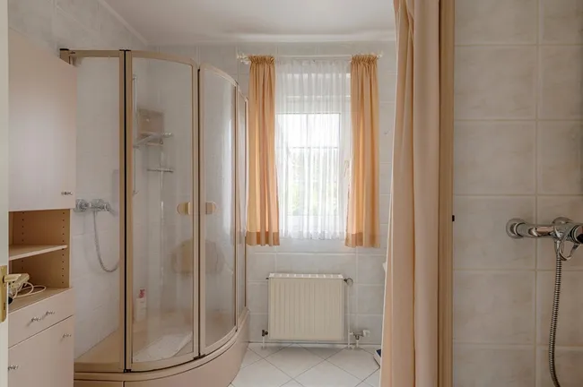 EG Badezimmer mit Dusche