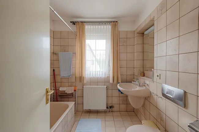OG Badezimmer mit Wanne