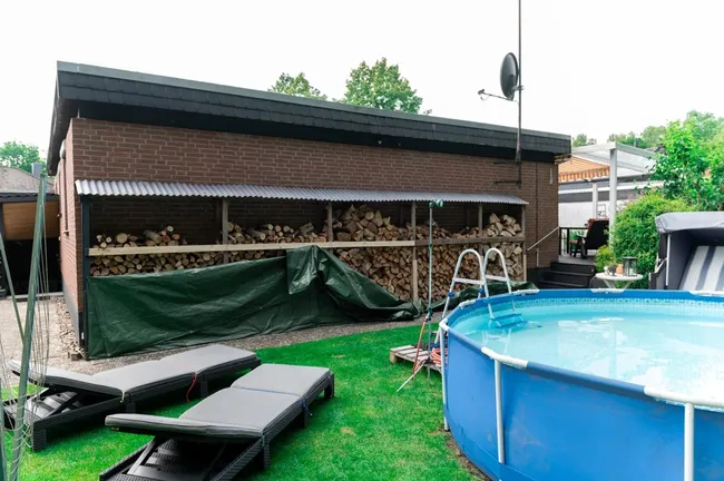 Holzlager im Garten