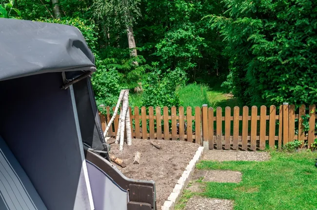 Garten im Zugang zum angrenzenden Wald