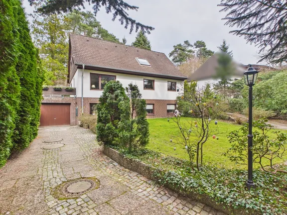 Hausansicht mit Garage