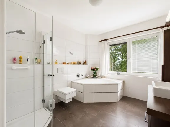 Bad mit Dusche und Wanne