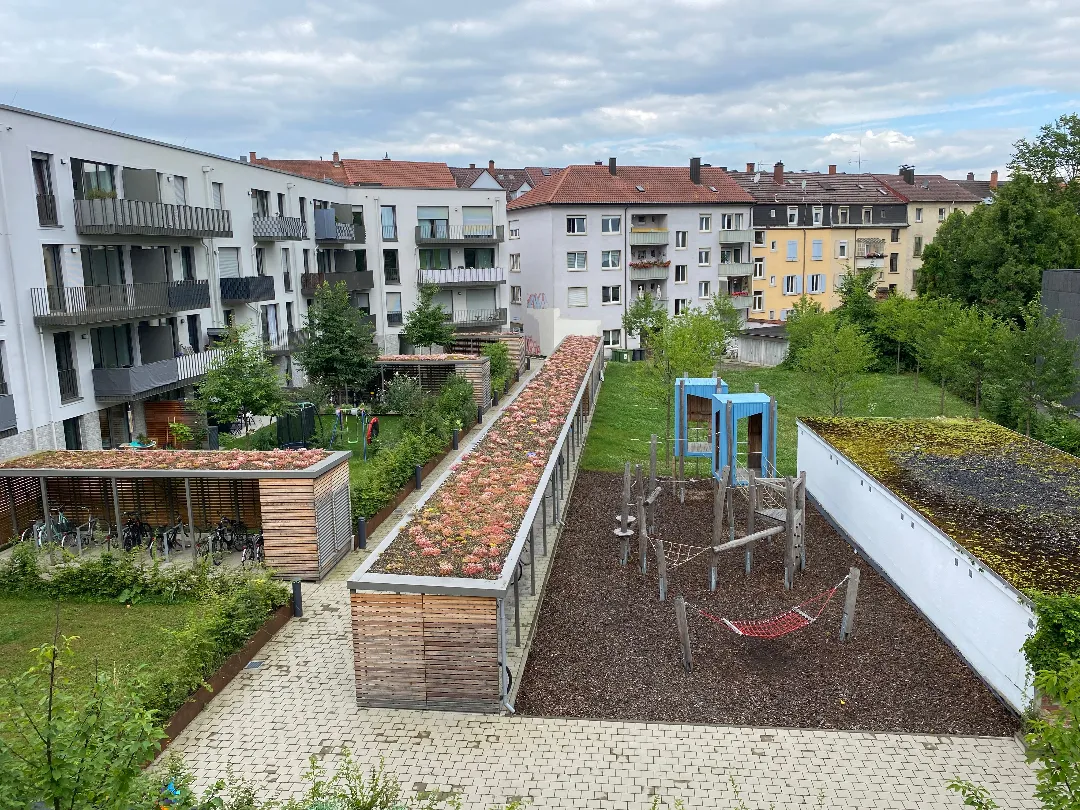 Gebäude + Innenhof.jpg