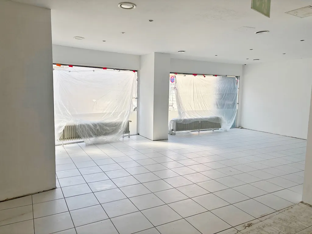 1307, Escherstr. 14, Laden links, Hauptraum links.jpg