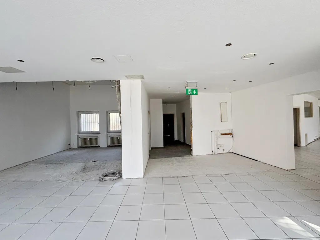 1307, Escherstr. 14, Laden links, Hauptraum links.offene Küche und Flur.jpg