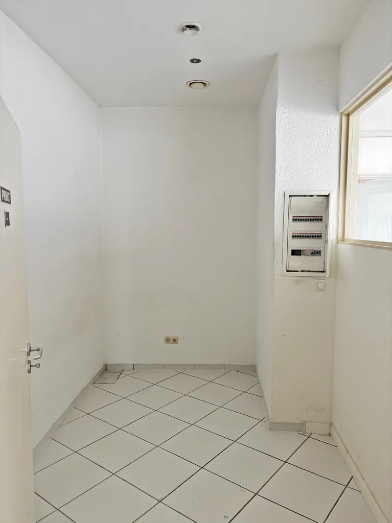 1307, Escherstr. 14, Laden links, Hauptraum rechts, Nebenraum.jpg