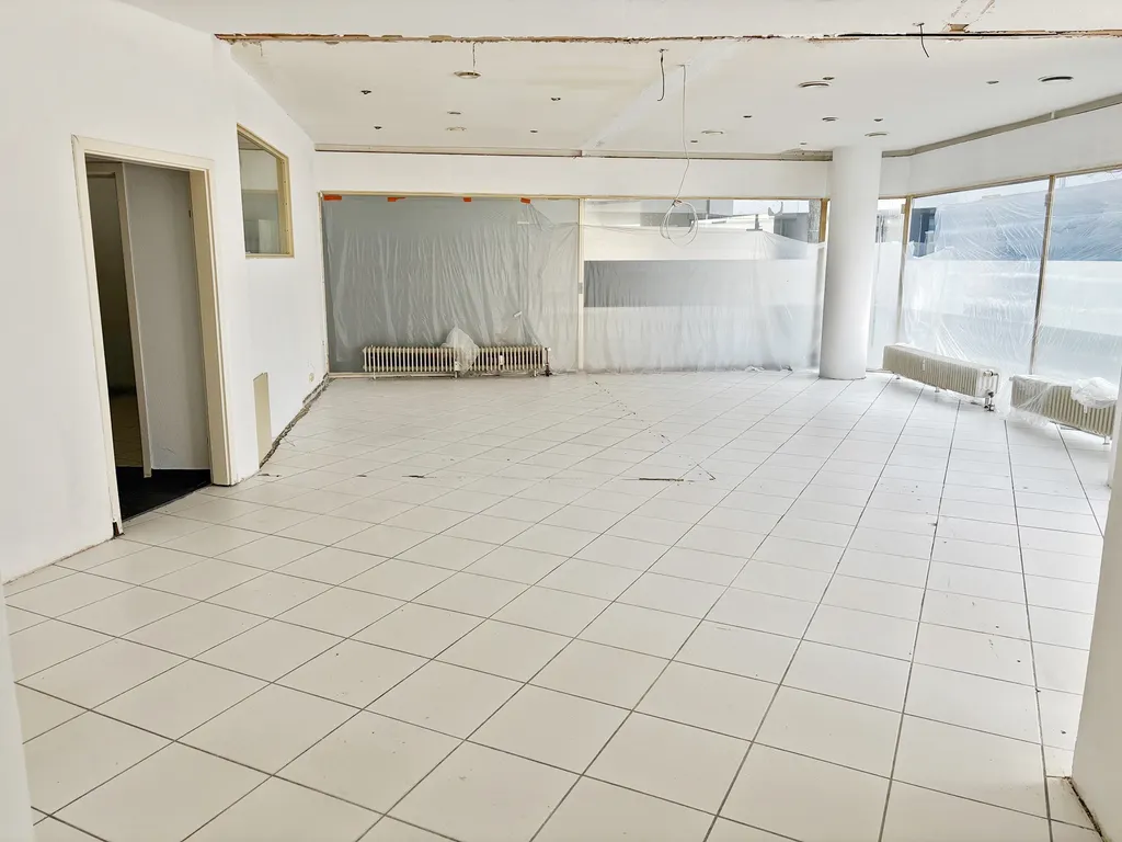 1307, Escherstr. 14, Laden links, Hauptraum rechts.jpg