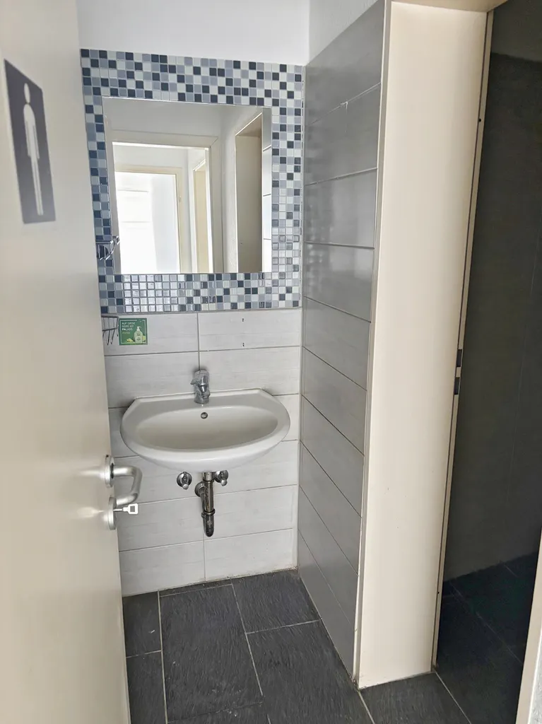 1307, Escherstr. 14, Laden links, Gäste-WC.jpg