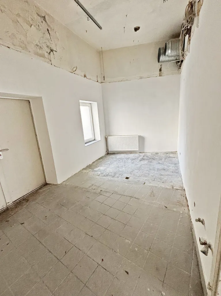 1307, Escherstr. 14, Laden links, Hauptraum rechts, Nebenraum Hoftür.jpg