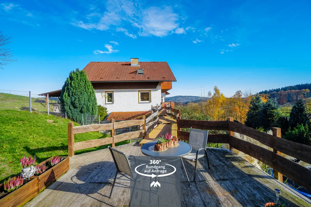 Hausansicht von Gartenterrasse