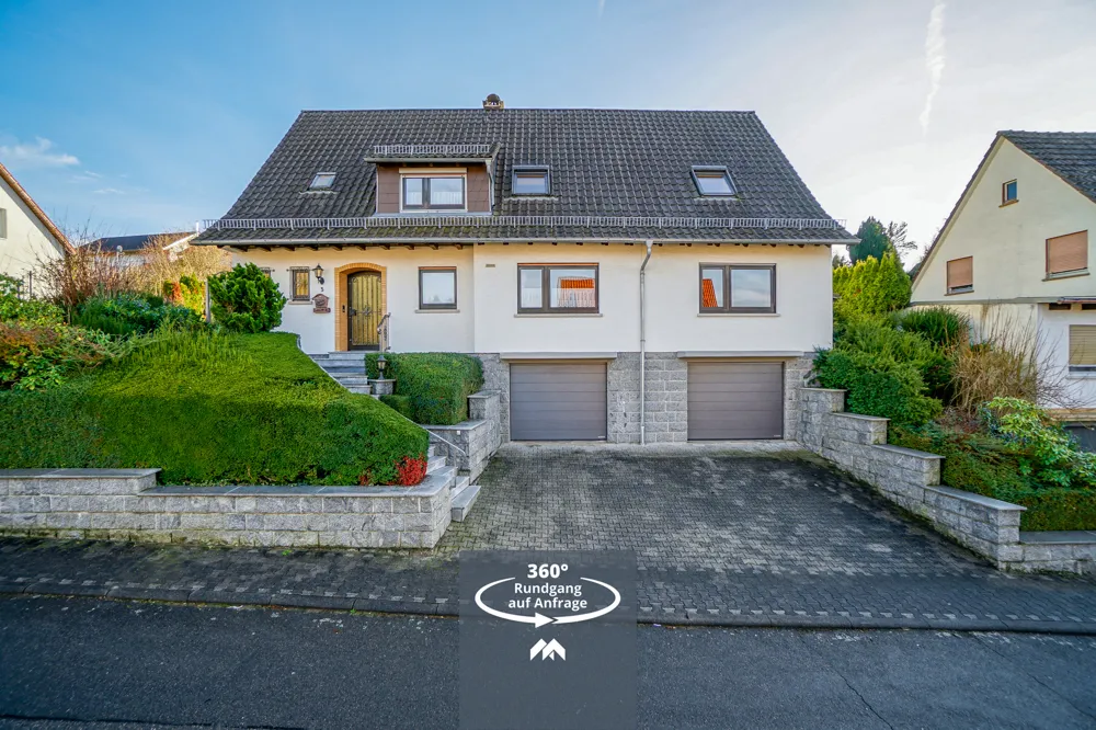 Stattliches Wohnhaus mit zwei Garagen