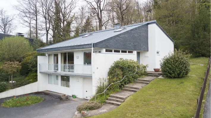 Architektonisch anspruchsvolles, freistehendes Einfamilienhaus am Waldrand mit Panoramablick! Haus zum Kauf