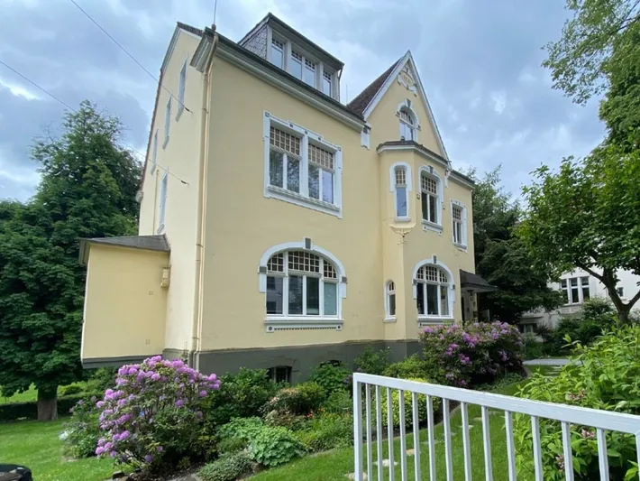 Ruhiges Wohnen in denkmalgeschützter Villa mit Ausblick! Wohnung zur Miete