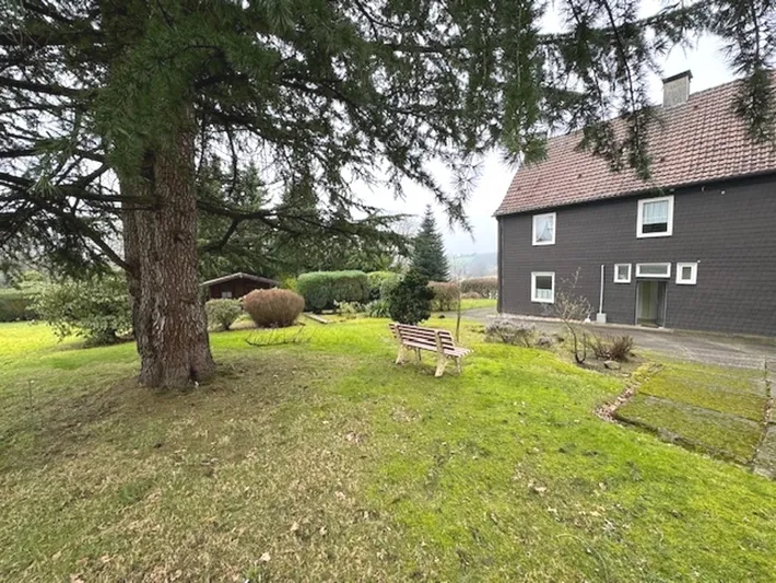 Schönes Grundstück- verschiedene Nutzungsmöglichkeiten! Sanierungsbedürftiges Haus mit kleiner Halle Haus zum Kauf