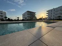 Poolbereich in Abendsonne