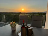 großer Sonnenbalkon mit Sonnenuntergang
