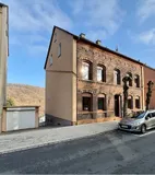 Straßenansicht von links