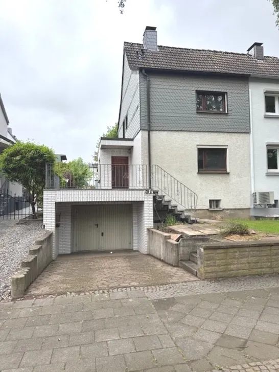 Doppelhaushälfte mit Entwicklungspotential und guter Infrastruktur in Altenbochum Haus zum Kauf