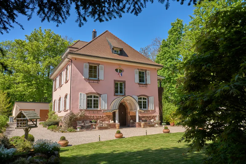 Ein Ort mit Seele! Au&szlig;ergew&ouml;hnliche Villa mit eigener Kapelle im Elsass nahe Colmar