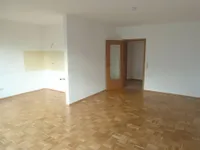 Wohnzimmer mit offener Küche