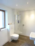 Bad mit Dusche und Fenster