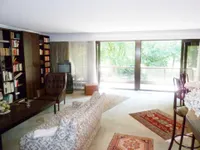Wohnzimmer mit hausbreitem Balkon