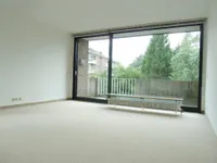 Wohnzimmer mit Balkon