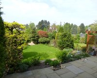 Terrasse mit Blick in den Garten