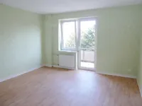 Wohnzimmer mit Zugang zum Balkon