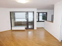 Wohnzimmer, offene Küche, Balkon