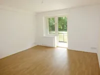 Wohnzimmer mit Balkon