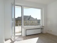 Zimmer mit Licht und Balkon