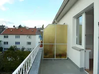 mit Balkon...