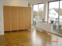 Zimmer mit großen Fenstern