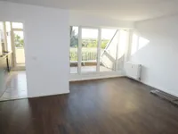 Wohnzimmer mit Balkon