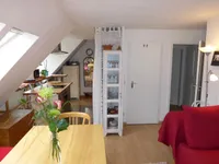 Wohnzimmer mit offener Küche