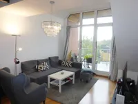 Einladendes Wohnzimmer mit Balkon