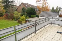 Großer Balkon mit Markise