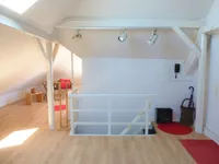 Schlaf-/Wohnzimmer mit Treppe